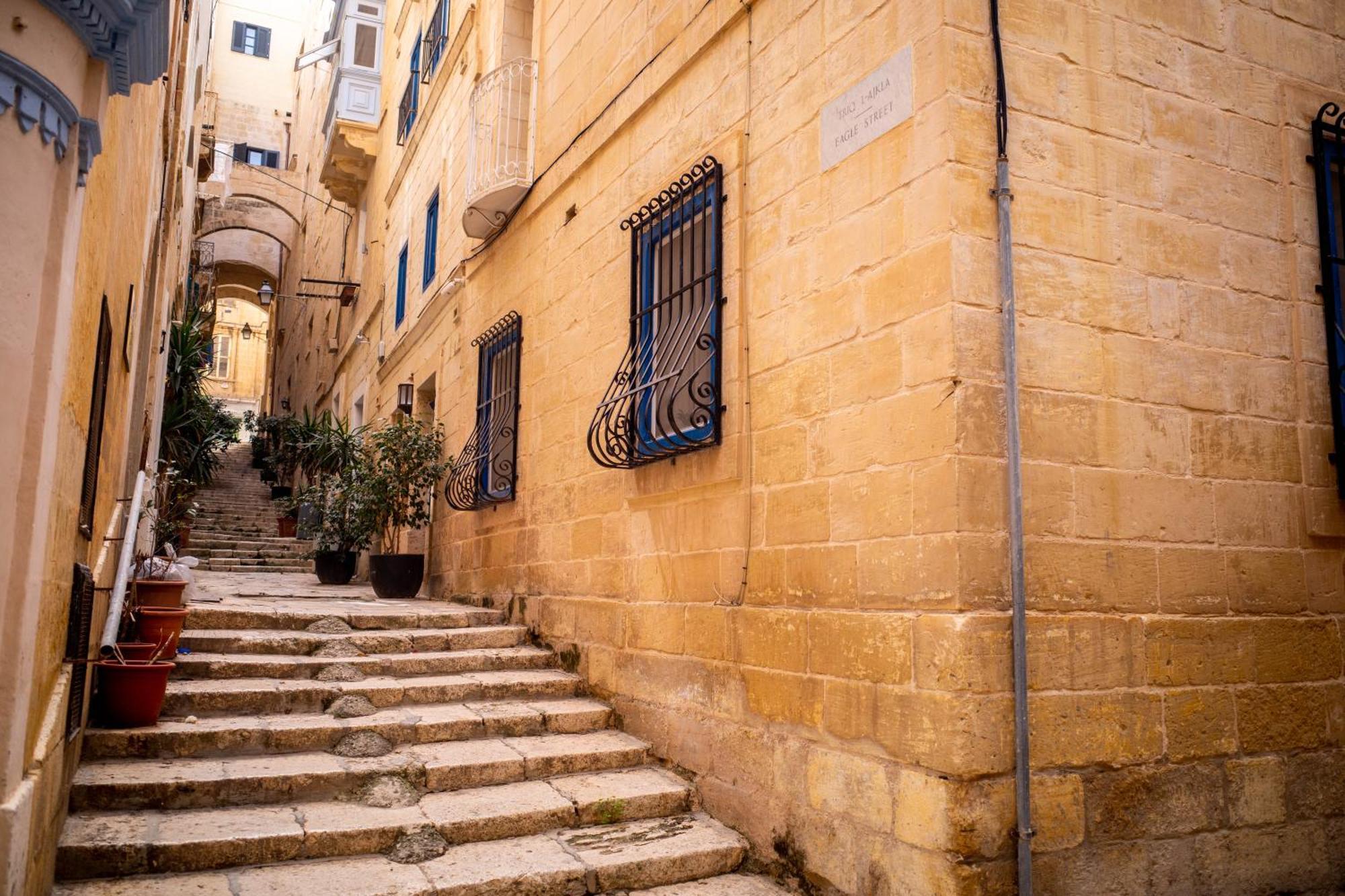 Blue Door Valletta Buitenkant foto